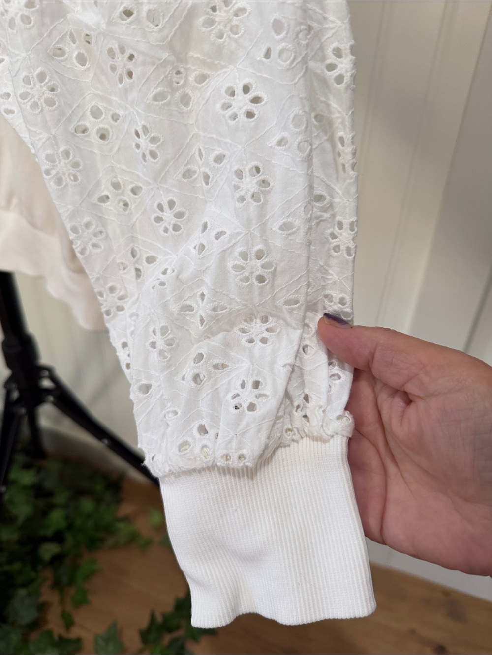 #1015 Anthropologie PILCRO White Washed Lace Yoke Eyelet Puff Sleeve Cotton Top - Picture 4 of 7
